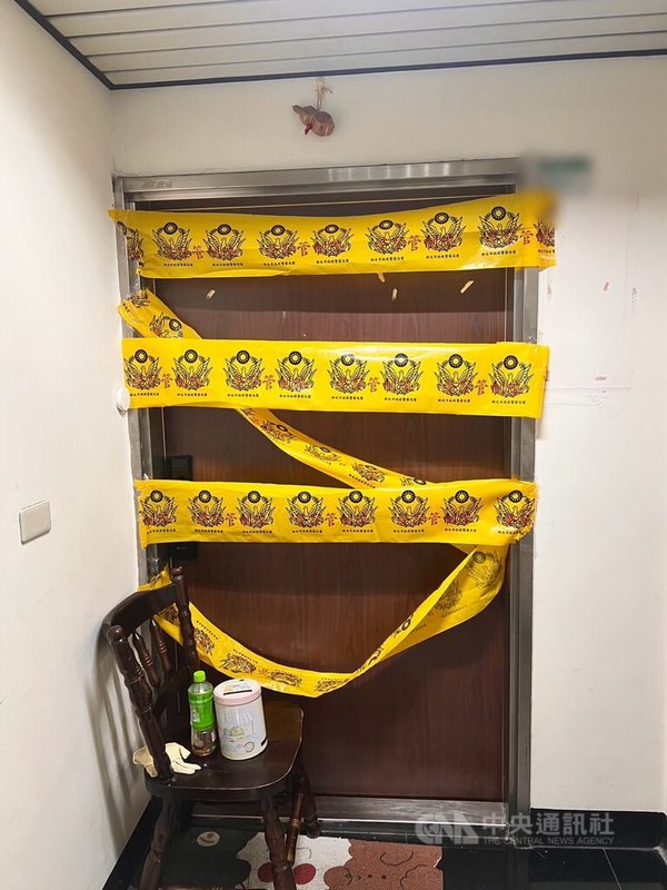 新北市土城區某社區住戶馬姓女子倒臥浴室死亡。新北檢警24日下午相驗後發現，與死者同住的陸姓女子疑涉殺人，當場由警方逮捕並移送檢方，全案仍尚待偵訊釐清。（翻攝畫面）中央社記者黃旭昇新北市傳真　114年10月24日