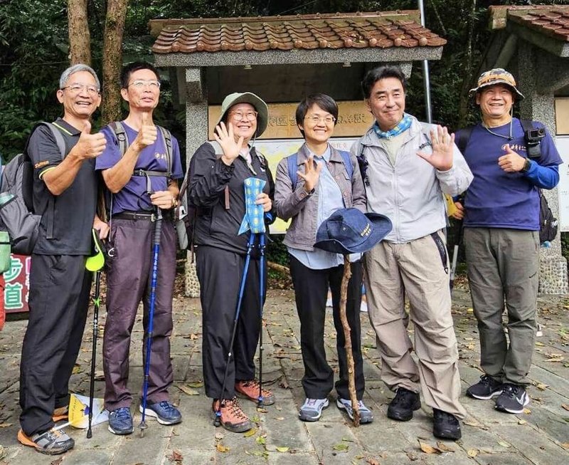 客家委員會主委古秀妃(右3)24日在苗栗縣南庄鄉出席「2025樟之細路徒步嘉年華」活動,與韓國影星柳承龍(右2)等人一同徒步感受台3線山林之美。(客委會提供)中央社記者魯鋼駿傳真 114年10月24日