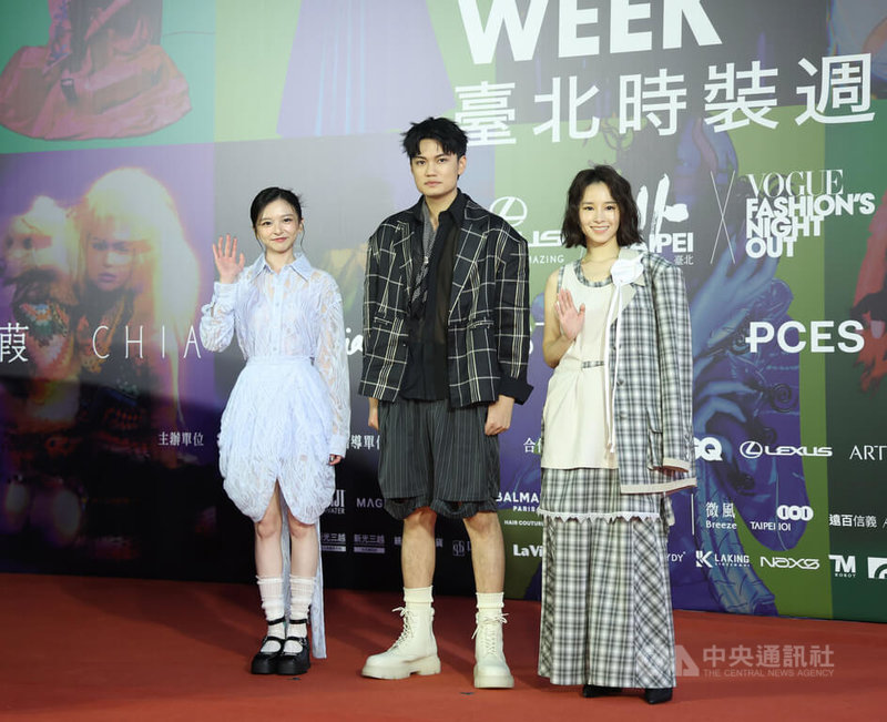 2025台北時裝週跨界時尚大秀24日在台北流行音樂中心登場,演員陳姸霏(左)、劉子銓(中)、盧以恩(右)會前走上星光大道。中央社記者張新偉攝 114年10月24日