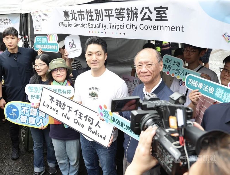 2025第23屆台灣同志遊行25日下午在台北登場,台北市長蔣萬安(前右2)與副市長林奕華(前右3)現身台北市性別平等辦公室攤位,蔣萬安表示,盼傳達Leave No One Behind(不遺漏任何人)的精神跟態度。中央社記者張新偉攝 114年10月25日