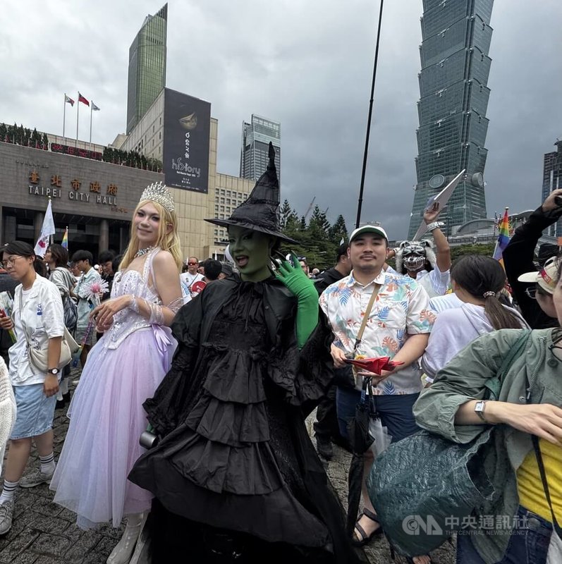 第23屆台灣同志遊行25日下午在北市府前廣場登場,預估約13萬人參與,有參與遊行的民眾打扮成電影「魔法壞女巫」角色。中央社記者沈佩瑤攝 114年10月25日