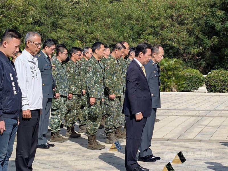 陸軍金門防衛指揮部25日在太武山公墓舉辦古寧頭戰役76週年追悼典禮,由金防部指揮官黃先任中將(前排右)與金門縣長陳福海(前排左)共同主祭,在千人塚向陣亡將士默哀致意。中央社記者吳玟嶸攝 114年10月25日