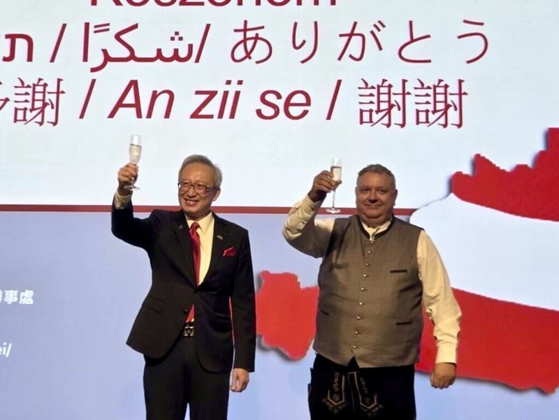 外交部政務次長吳志中(左)與奧地利台北辦事處代表何士誠(右)24日在奧地利國慶酒會共同舉杯祝賀。(外交部提供)中央社記者吳書緯傳真 114年10月25日