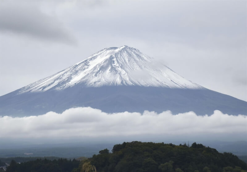 日本富士山23日迎來今年的「初冠雪」。(共同社)