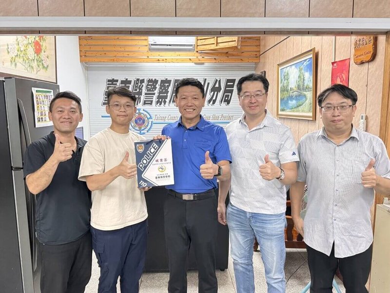 台東縣警察局關山分局利用科學辦案,破獲困擾地方的連續住宅竊案,台東地檢署主任檢察官柯博齡(右2)罕見陪同台東縣警察局長蔡燕明(右3)贈送有功人員「破案茶」,給予高度肯定和鼓勵。(關山分局提供)中央社記者盧太城台東傳真 114年10月25日