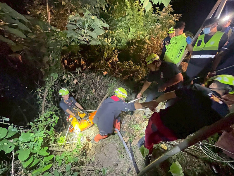 南投縣水里鄉1名男子25日凌晨墜崖近30公尺深，搜救人員抵達時聽見溪谷傳出微弱嘔吐聲，研判男子仍有生命跡象，歷經近1個半小時克服險峻地勢及搬運等困難，終於成功協助其脫困送醫。（南投縣消防局提供）中央社記者鄭維真傳真 114年10月25日