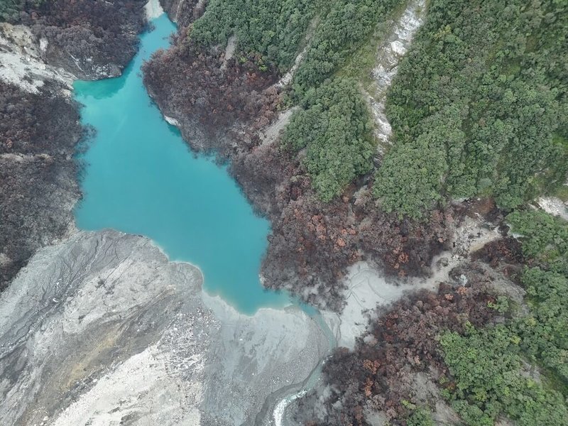 林業及自然保育署花蓮分署25日表示，馬太鞍溪堰塞湖經監測，目前水位高程1019.6公尺，湖區面積12.6公頃，蓄水量為150萬噸，溢流破壞後至今水位高程已下降119.4公尺，10月1日至今水位無明顯變化，水流無異狀，持續從溢流口穩定流出。（林業及自然保育署花蓮分署提供）中央社記者張祈傳真  114年10月25日