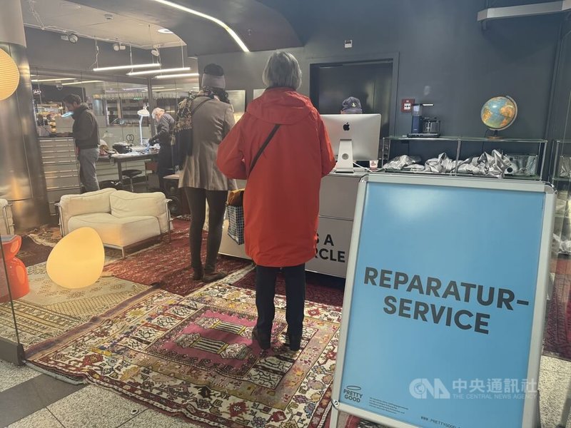 位在蘇黎世中央車站地下一樓的黃金店面,在蘇黎世市政府的支持下,與民間共同推廣環保意識,成為環保教育的地點。鼓勵人們以維修代替購買,老物繼續使用。中央社記者郭芳君蘇黎世攝  114年10月25日