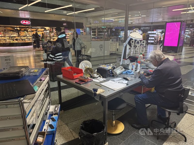開放空間,人們來去可看見蘇黎世中央車站的舊物維修現場。舊物維修站正在維修檯燈的師傅則是一位退休的外科醫生。中央社記者郭芳君蘇黎世攝 114年10月25日