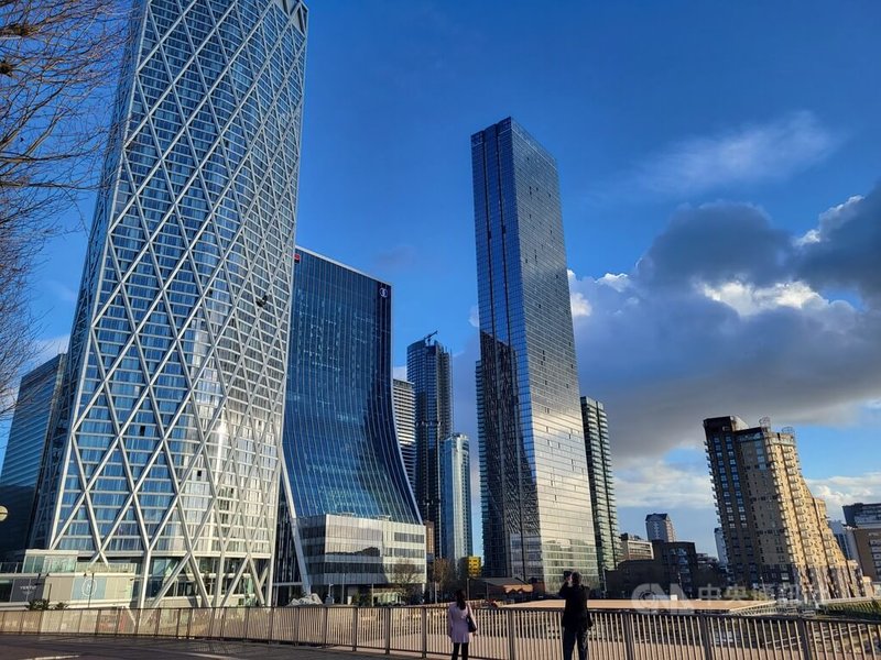 英美政府14日宣布制裁一個以柬埔寨為基地的大型犯罪集團,其中一名高層朱忠彪的妻子王曉燕在倫敦購置至少5處豪宅,包括位於倫敦金融商圈「金絲雀碼頭」、英國最高的住宅摩天大樓Landmark Pinnacle(右)的59樓。中央社記者陳韻聿倫敦攝 114年10月25日