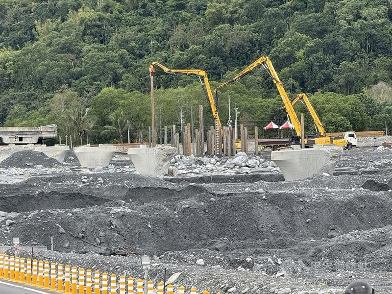 馬太鞍溪橋9月23日因堰塞湖溢流沖毀,公路局自溪底施作第1階段涵管便道恢復通車,第2階段560公尺鋼便橋已經動工,預計2026年1月底、農曆春節前完工。中央社記者張祈攝 114年10月25日