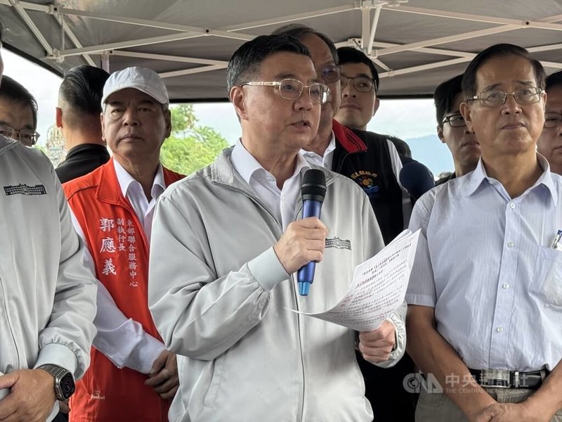 行政院長卓榮泰（右2）25日再度到光復視察災後復原情形，指示重建過程無論是特別預算或公務預算，行政院會全力支持，在明年汛期前，提升堤防安全性、交通建設恢復通暢。中央社記者張祈攝 114年10月25日
