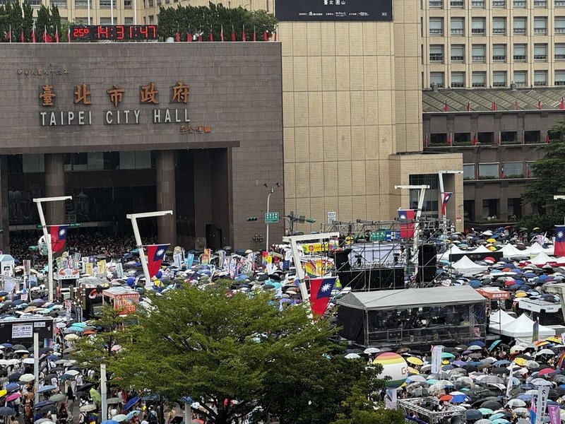 第23屆台灣同志遊行25日下午在北市府前廣場登場,預估約13萬人參與,熱鬧演繹今年主題「超.連結-跨越標籤,理解差異」。中央社記者沈佩瑤攝 114年10月25日