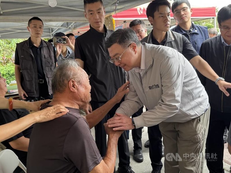 行政院長卓榮泰(前右)25日南下花蓮,到光復鄉大全活動中心視察災民安置狀況,親切問候關懷安置民眾,也向災民致歉表達「讓你們辛苦了」。中央社記者張祈攝  114年10月25日