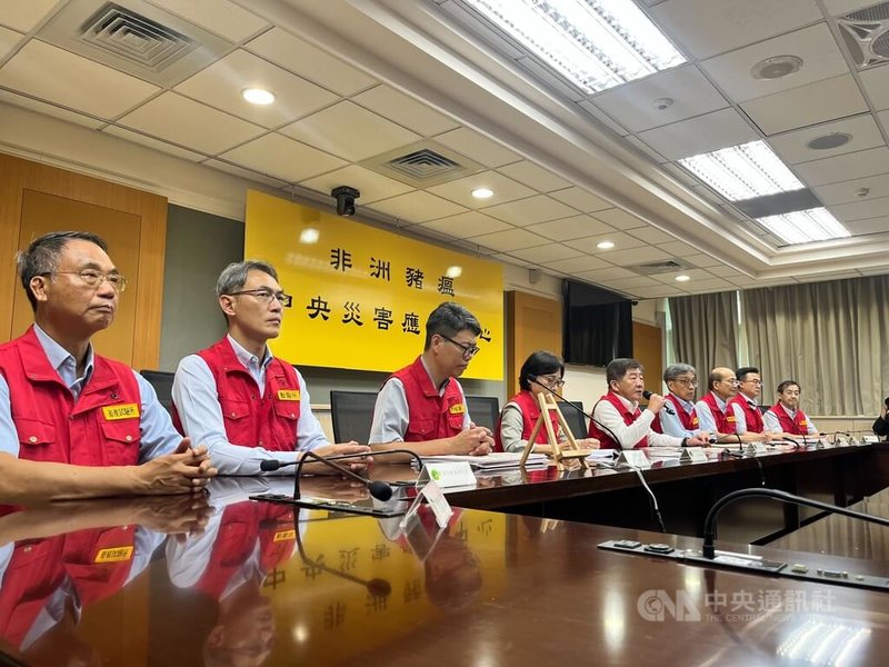 台中一處養豬場檢出非洲豬瘟病毒陽性反應引發全台關注,中央災害應變中心25日召開記者會說明目前最新進展,由行政院政務委員陳時中(左5)主持。中央社記者趙世勳攝 114年10月25日