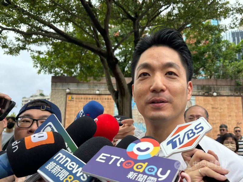 台北市長蔣萬安25日現身台北市性別平等辦公室在第23屆台灣同志遊行的攤位協助宣傳,表示他要傳達Leave No One Behind(不遺漏任何人)的精神跟態度。中央社記者陳昱婷攝 114年10月25日