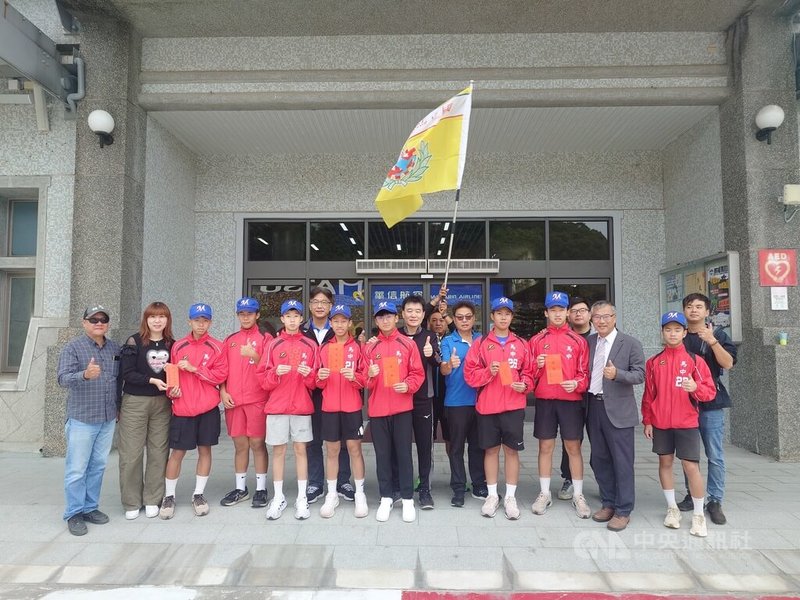 馬祖高中棒球隊8名高一生25日搭機前往台灣本島準備參加黑豹旗全國高中棒球大賽,連江縣政府、多名縣議員及民間團體、宮廟等均送上程儀預祝旗開得勝。中央社記者潘欣彤攝  114年10月25日