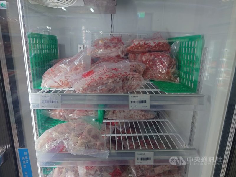 馬祖北竿海漂豬屍檢出非洲豬瘟病毒核酸陽性反應,農業部25日公告,於11月1日前暫停馬祖豬隻及其產品輸台。連江縣政府表示,目前縣內主要批發業者冷凍豬肉庫存約1300公斤,暫時供應無虞。圖為南竿鄉生鮮超市的冷凍豬肉貨架。中央社記者潘欣彤攝 114年10月25日