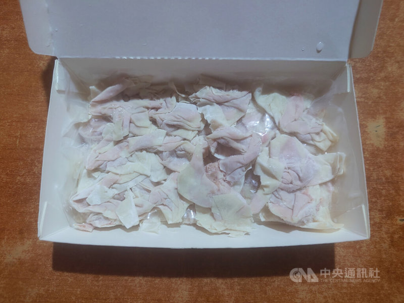 馬祖北竿芹壁村海漂豬屍檢出非洲豬瘟病毒陽性反應,農業部25日公告,11月1日前暫停馬祖豬隻及其產品輸往台灣。由於連江縣內豬肉製品輸台大宗為溫體豬肉餛飩,縣府因此訂定「餛飩輸台控管措施」。中央社記者潘欣彤攝 114年10月25日
