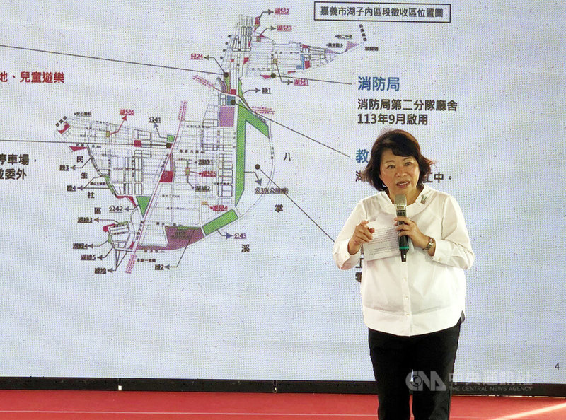 嘉義市25日在湖子內區段徵收區域舉辦社區公園綠地新建工程動土典禮,市長黃敏惠認為區段徵收區域狀似「金雞母」一般,展現蓬勃發展潛力與宜居魅力。中央社記者黃國芳攝 114年10月25日