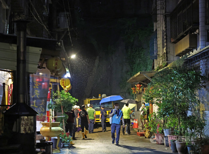 大台北地區連日降雨,儘管25日雨勢趨緩,但新店區錦秀路49巷上午發生擋土牆坍塌,所幸居民皆已撤離、未釀傷亡。事發現場晚間仍有大批施工人員,持續進行清理及補強作業。中央社記者趙世勳攝 114年10月25日