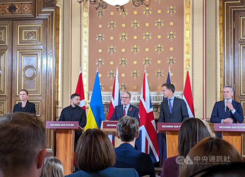 由英國主持的軍援烏克蘭跨國「志願者聯盟」峰會24日在英國外交部舉行,並在外交部舉辦會後聯合記者會,英國首相施凱爾(中)、烏克蘭總統澤倫斯基(左2)、丹麥總理佛瑞德里克森(左1)、荷蘭總理史霍夫(右1)、北大西洋公約組織秘書長呂特(右2)出席。中央社記者陳韻聿倫敦攝 114年10月25日