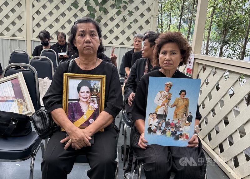 泰國王太后詩麗吉(Sirikit)24日以93歲高齡病逝,朱拉隆功醫院內有民眾手持她的照片表示哀悼。中央社記者李宗憲曼谷攝 114年10月25日