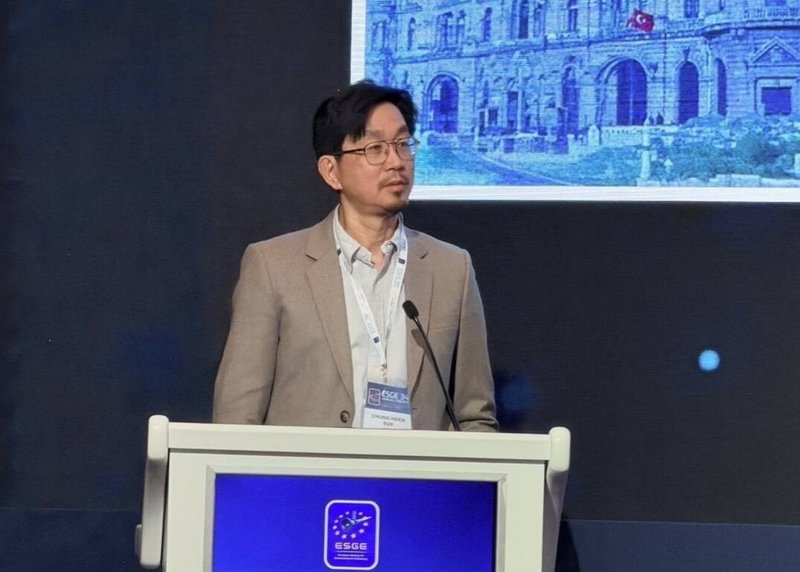 高雄四季台安醫院副院長孫仲賢(圖)近日在第34屆歐洲婦產科內視鏡學會年會,發表以腹腔鏡技術協助「膀胱陰道廔管」病患擺脫「包尿布」;醫療影片獲選為「最佳手術影片精選」(Best Selected Videos)。(醫療團隊提供)中央社記者林巧璉傳真 114年10月25日