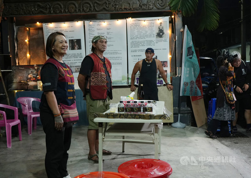 屏東縣來義鄉古樓部落正在舉行排灣族重要的送祖靈祭典(pusau),25日為正祭第5天,家戶會準備農作物、酒等貢品,以表達對投入祭典族人的感謝。圖為吉羅夫敢文教協會理事長羅鳳萍(左)等待收奉獻族人上門。中央社記者黃郁菁攝  114年10月25日