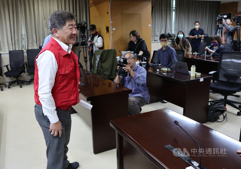 非洲豬瘟中央災害應變中心25日下午召開記者會說明疫情進展,由行政院政務委員陳時中(左)主持,會後陳時中並向媒體致意。中央社記者趙世勳攝 114年10月25日