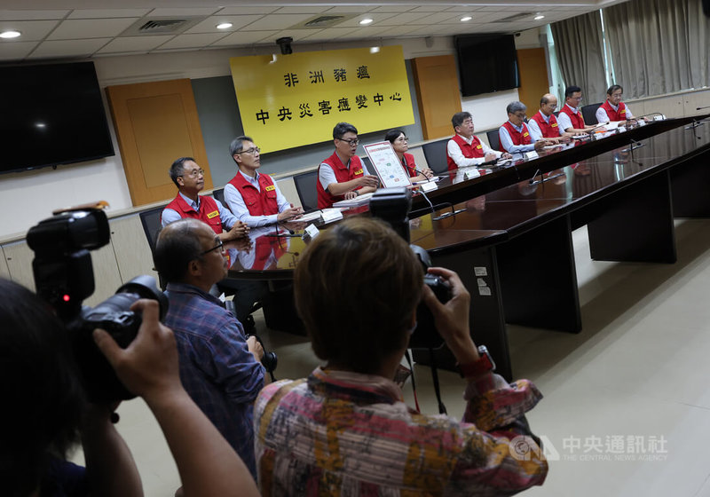 非洲豬瘟中央災害應變中心25日召開第37次會議,下午由行政院政務委員陳時中(後左5)主持記者會,會中指出台灣首例非洲豬瘟確認,農業部將依程序向世界動物衛生組織(WOAH)通報。中央社記者趙世勳攝 114年10月25日