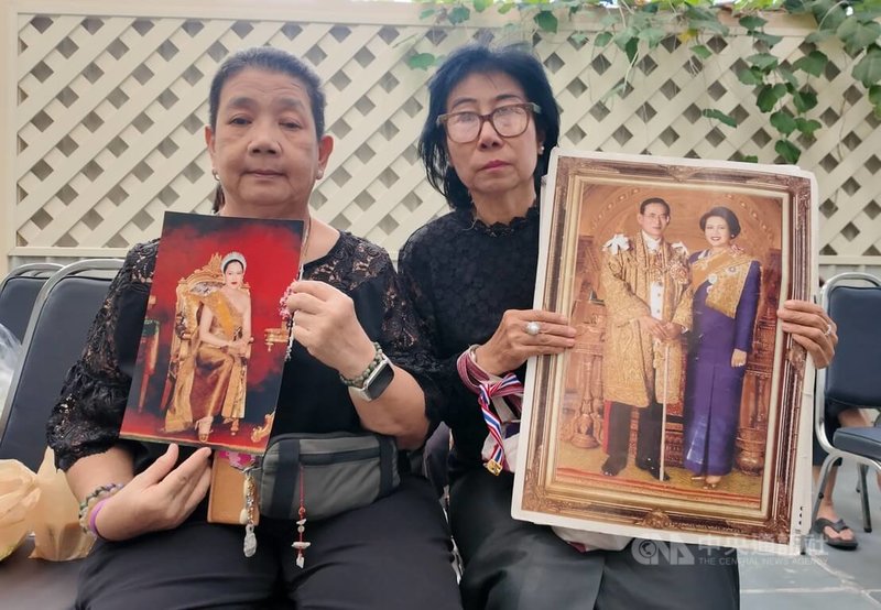泰國民眾帶王太后詩麗吉的照片赴醫院哀悼,民眾表示,王太后與前泰王蒲美蓬都是很仁慈且和藹可親的人,常到偏遠地區幫助居民。中央社記者李宗憲曼谷攝 114年10月25日