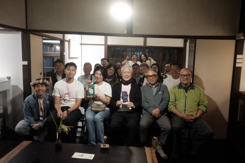 作家蔣勳（右3）24日於台東池上蔣勳書房舉行「池上 萬安 龍仔尾貓」新書發表會，台東縣長饒慶鈴（左3）特別出席致意。（蔣勳文化基金會提供）中央社記者邱祖胤傳真 114年10月25日
