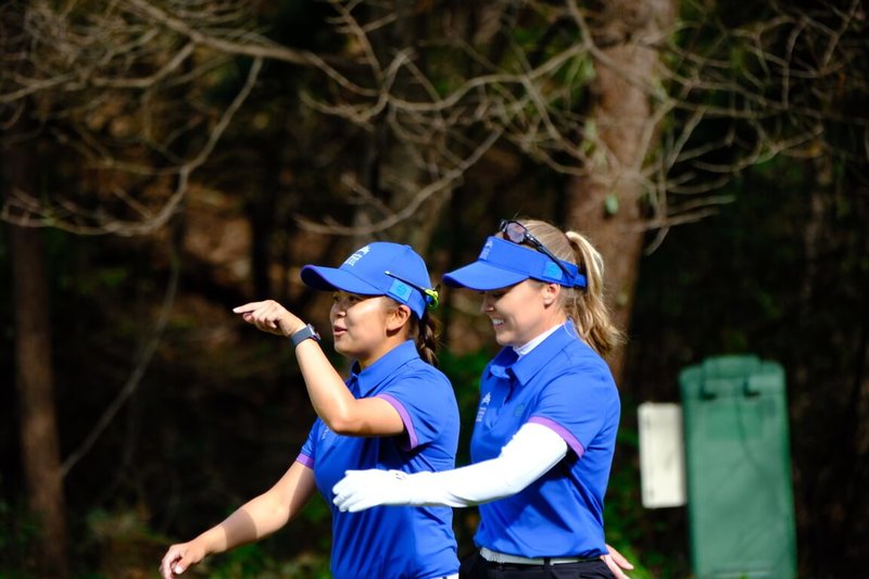 LPGA國際皇冠盃高球對抗賽在韓國持續展開,台灣唯一參賽好手徐薇淩(左)25日和搭檔韓德森(Brooke M. Henderson)再度取勝,助世界隊晉級4強。圖為2人於第2回合賽事出賽畫面。(昊昭顧問有限公司提供)中央社記者黎建忠傳真 114年10月25日