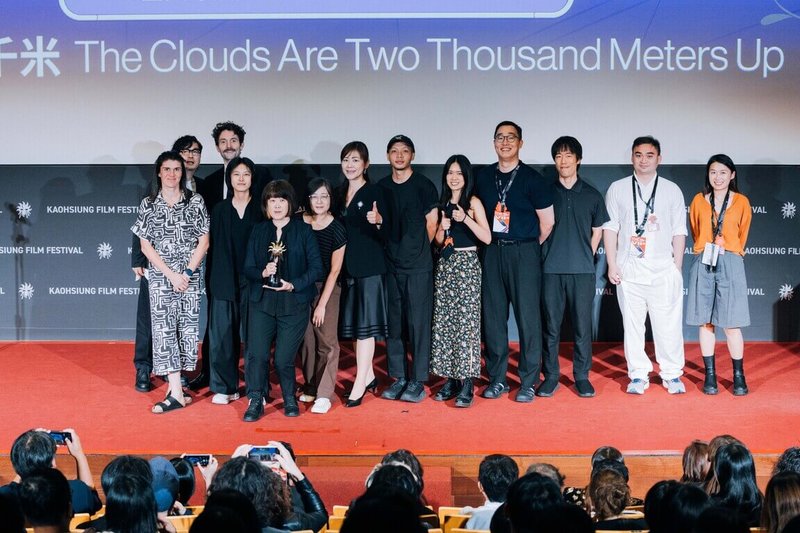 2025高雄電影節24日晚間熱鬧頒獎,導演陳芯宜(持獎盃者)執導的高雄原創VR作品「雲在兩千米」,榮獲XR金火球大獎肯定。(高雄電影節提供)中央社記者王心妤傳真 114年10月25日