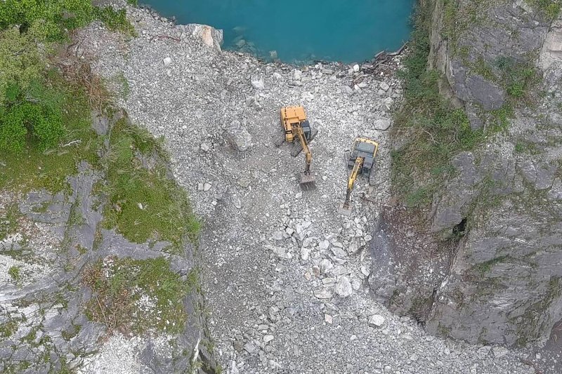 林業及自然保育署花蓮分署25日表示，經監測燕子口堰塞湖水位穩定，壩體址部穩定滲流，重機具施工便道目前已順利推進到壩頂，預計進行壩頂空間降挖。（林業及自然保育署花蓮分署提供）中央社記者張祈傳真  114年10月25日