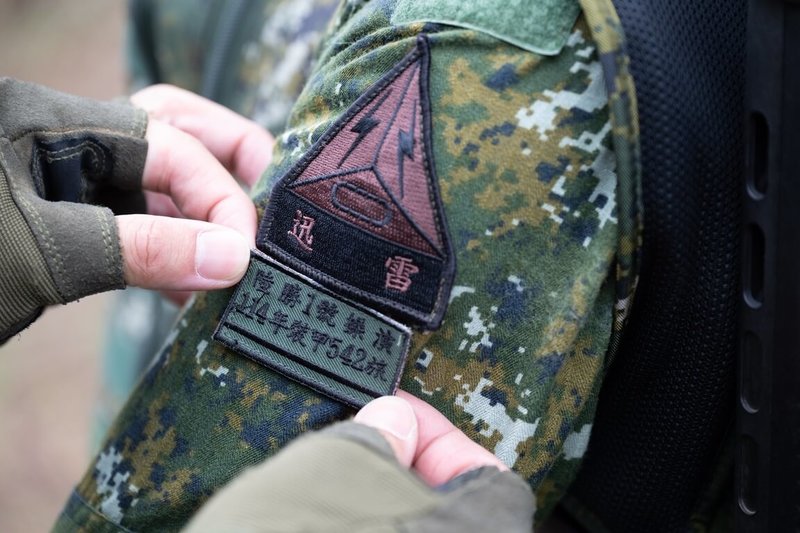 陸勝1號操演25日展開7天6夜的實兵對抗演練，圖為官兵在迷彩服上貼上專屬臂章。（陸軍司令部提供）中央社記者吳書緯傳真　114年10月25日
