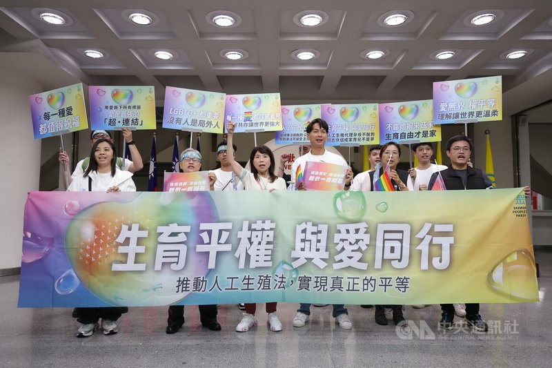 台灣民眾黨立委陳昭姿(前左3)、台北市議員陳宥丞(前右3)25日下午率黨公職參加2025台灣同志遊行,遊行開始前舉行記者會高喊口號表達訴求。中央社記者翁睿坤攝 114年10月25日