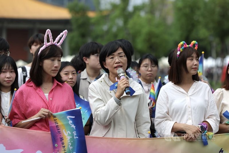 民進黨25日下午舉辦「民主綻放色彩 驕傲無所不在」第23屆台灣同志遊行開走記者會,民進黨立委蘇巧慧(前中)出席發言。中央社記者翁睿坤攝 114年10月25日