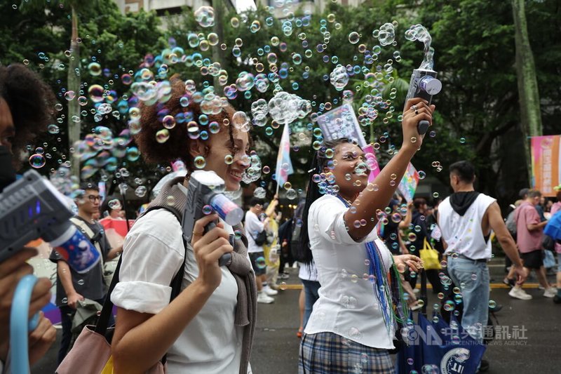 一年一度的台灣同志遊行25日下午在台北市議會前集結登場,現場也有不少外籍人士響應參與,手持泡泡槍開心享受遊行氣氛。中央社記者翁睿坤攝 114年10月25日