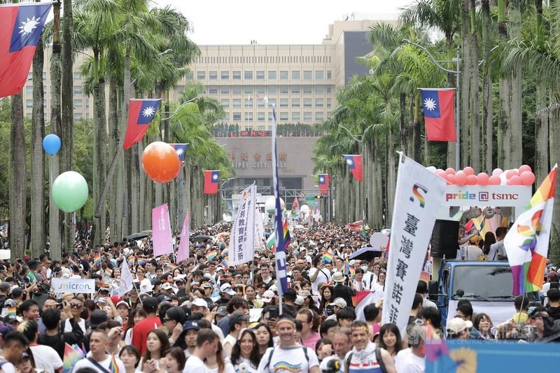 2025台灣同志遊行以「超.連結–跨越標籤,理解差異」為核心主軸,25日下午在台北市議會前盛大登場,吸引大量人潮響應參與,氣氛熱絡。中央社記者翁睿坤攝 114年10月25日
