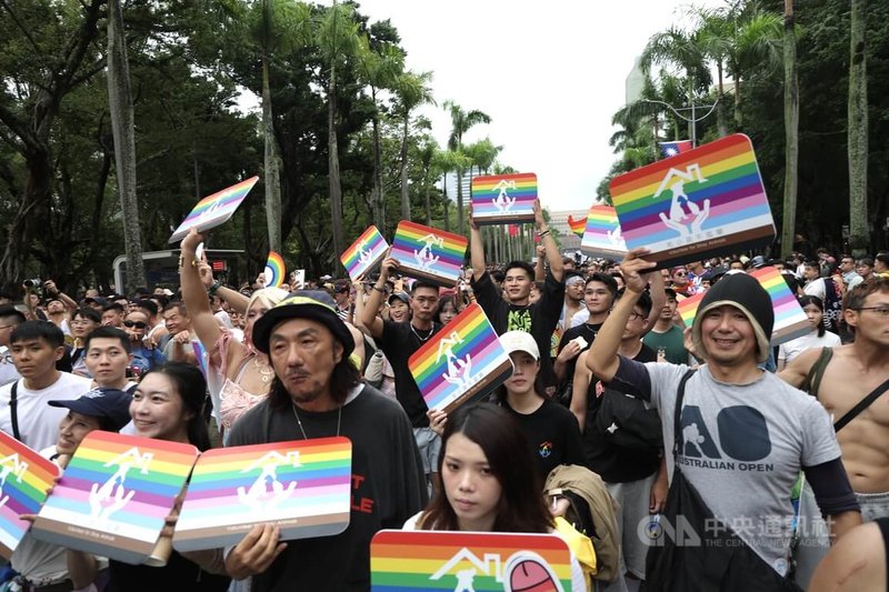 2025台灣同志遊行25日下午在台北盛大登場,同時也有Pride & Paws動物彩虹大遊行,吸引大批民眾參與,手持彩虹色標語,傳達性別、動物平權理念。中央社記者翁睿坤攝 114年10月25日