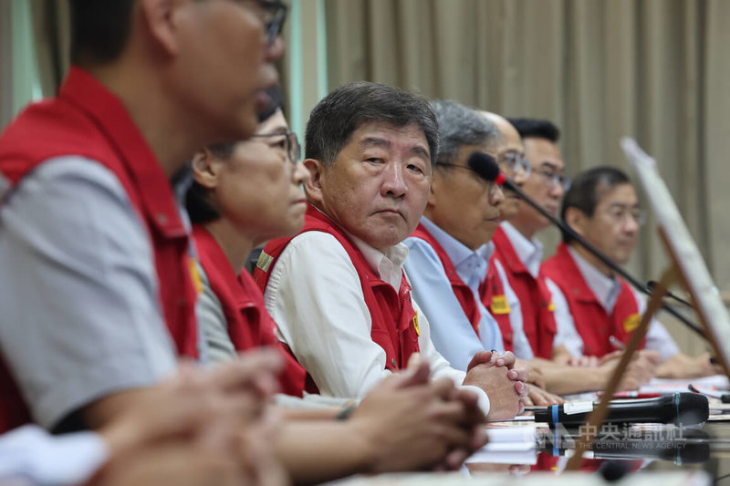 非洲豬瘟中央災害應變中心25日召開第37次會議,下午由行政院政務委員陳時中(中)主持記者會,公開說明疫情最新進展,並回應媒體提問。中央社記者趙世勳攝 114年10月25日