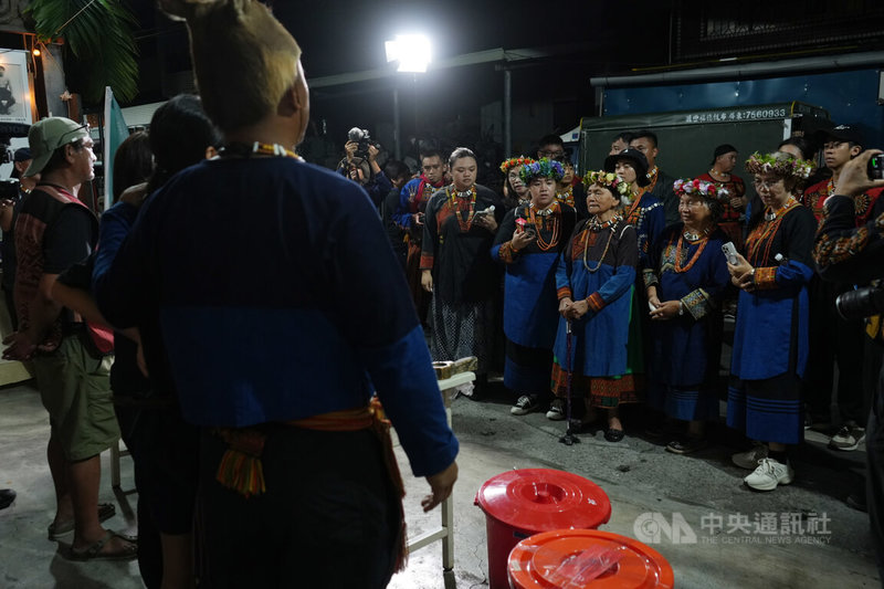 屏東縣來義鄉古樓部落目前正在舉行排灣族重要的送祖靈祭典(pusau),25日為正祭第5天,族人逐戶唱祭歌,耆老趙雙好(前排右3)領唱。中央社記者黃郁菁攝  114年10月25日