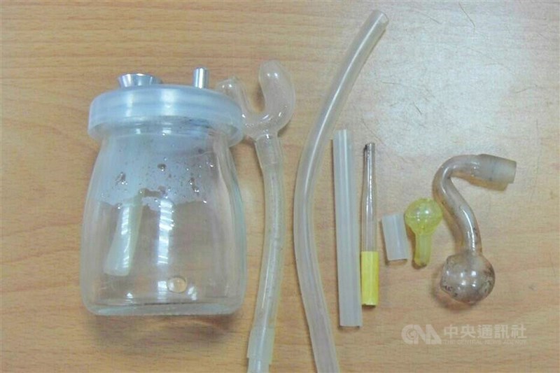 圖為安非他命與吸食器。(中央社檔案照片)