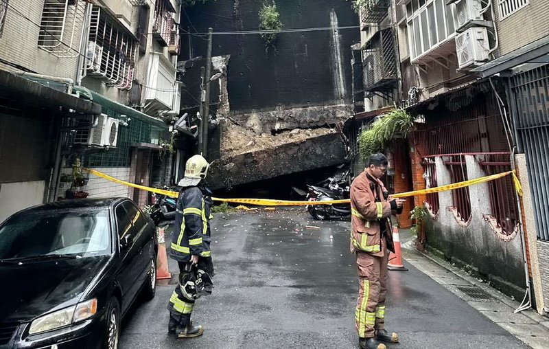 新北市新店區錦秀路49巷,25日上午發生擋土牆土石崩塌滑落,警方表示,24日透過監測,已經先行撤離91人,消防隊員與員警,已經拉起封鎖線,監控管制。(警方提供)中央社記者黃旭昇新北傳真 114年10月25日
