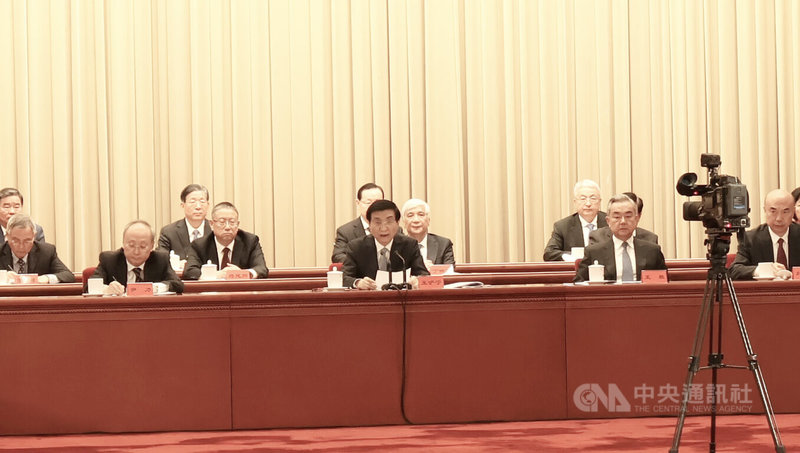 中國25日上午在北京人民大會堂舉行「紀念台灣光復80週年大會」。中國全國政協主席王滬寧(中)、中共北京市委書記尹力(左)、中央外事工作委員會辦公室主任、外交部長王毅 (右)出席大會。中央社記者謝怡璇北京攝 114年10月25日