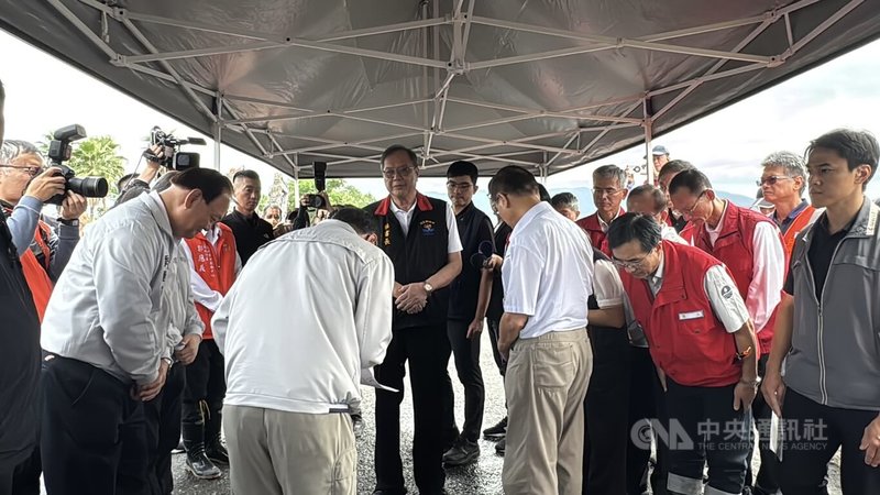 行政院長卓榮泰(左2)25日再度到光復視察災後復原情形,向光復災區施工人員鞠躬致謝。中央社記者張祈攝 114年10月25日
