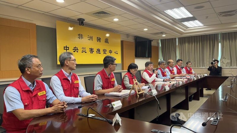 非洲豬瘟中央災害應變中心25日下午在防檢署舉行記者會,農業部長陳駿季(左6)以及行政院政務委員陳時中(左5)等相關單位人員與會,公開說明疫情最新進展。中央社記者趙世勳攝 114年10月25日