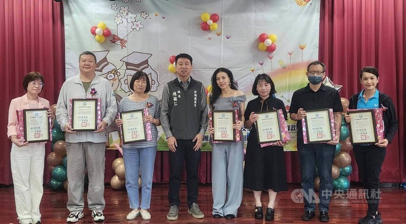 澎湖縣長青學苑結業典禮25日在澎湖身障中心舉行,有近400名長者結業,縣長陳光復、議長陳毓仁(左4)等人頒發結業證書與感謝狀表揚結業生及講師,期許長者們都能持續健康快樂學習。中央社   114年10月25日